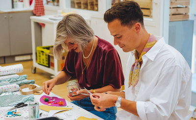Jongeren doen mee aan een workshop tijdens een Vincent op Vrijdag in het Van Gogh Museum. Foto: Jelle Draper